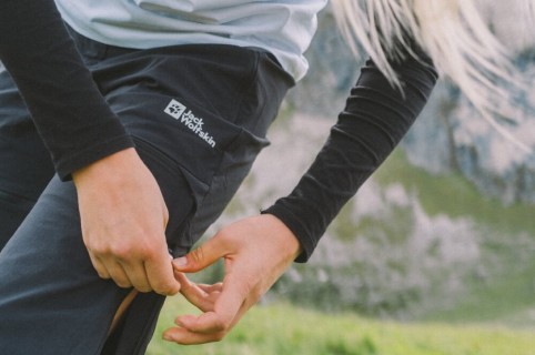 Gros plan d’une femme qui ajuste son pantalon outdoor.