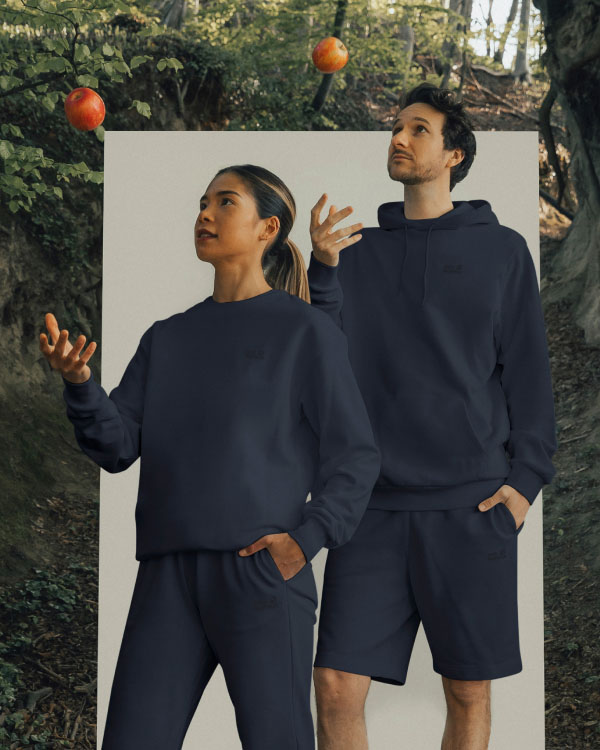 Une femme et un homme lançant une pomme en l'air