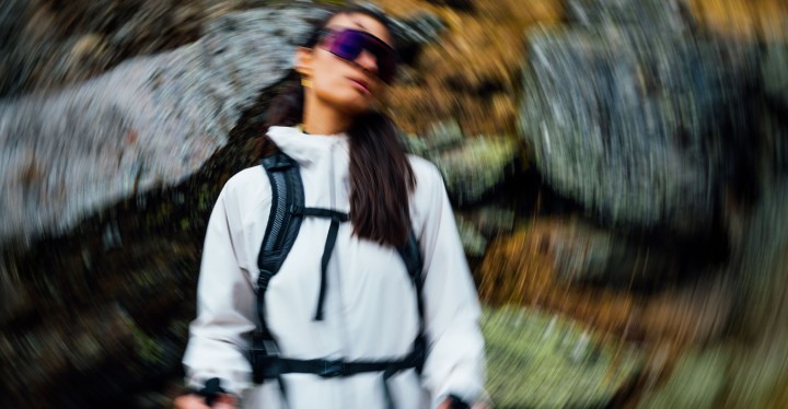 Une femme et un homme en tenue de randonnée estivale au coucher du soleil