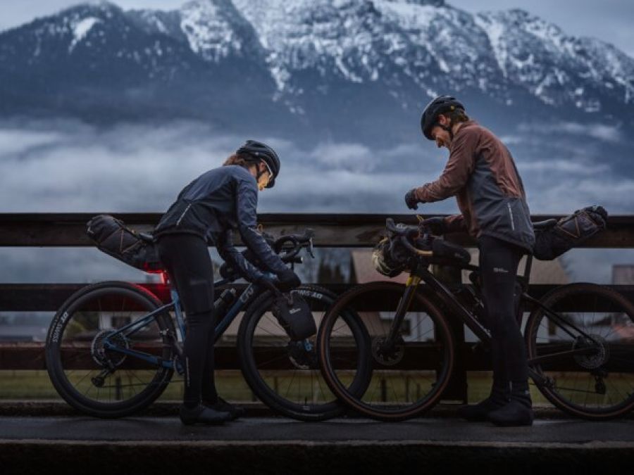 Deux cyclistes dans un paysage de montagne brumeux