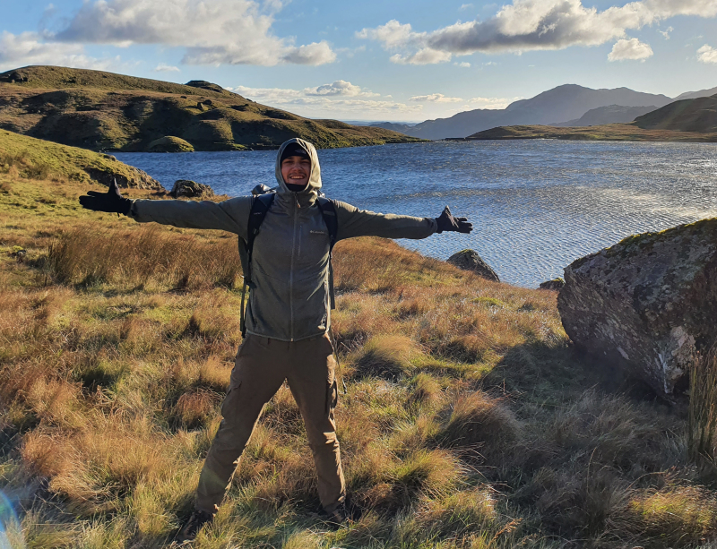 Michel dans la prairie devant un lac