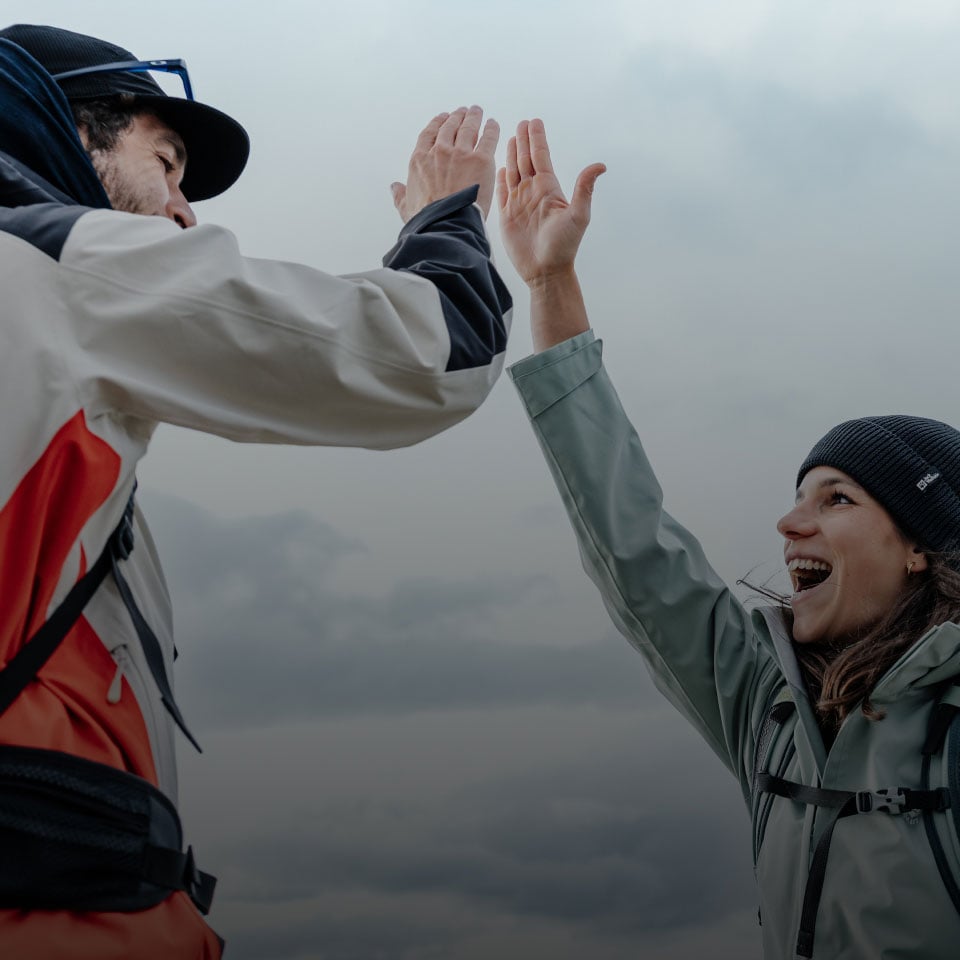 Zwei Presonen schlagen ein