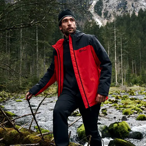 Mann trägt Jacke im Wald