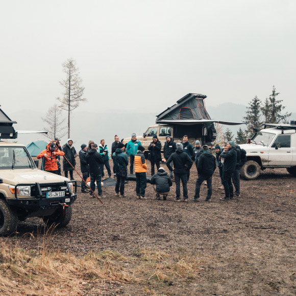 Jeep montant une petite colline