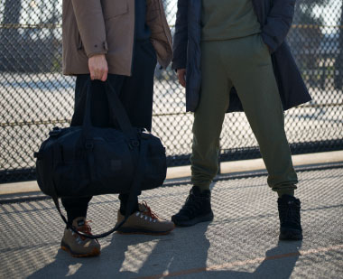 Zwei Männer mit einer Sporttasche