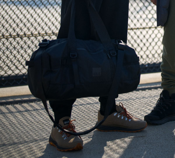 Zwei Männer mit einer Sporttasche