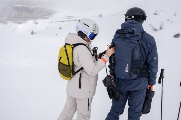 Femme et homme en tenue de&nbsp;ski dans un&nbsp;paysage&nbsp;de&nbsp;montagne&nbsp;enneigé