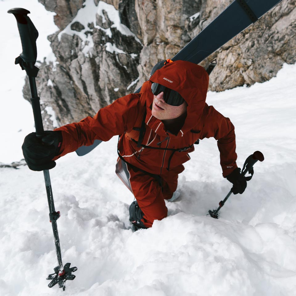 Femme en tenue de ski regardant la caméra