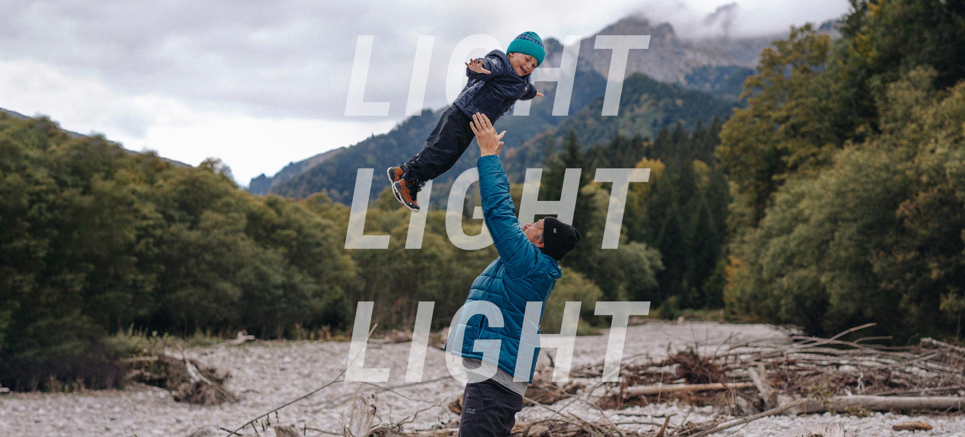 Vater schmeisst Kind in die Luft