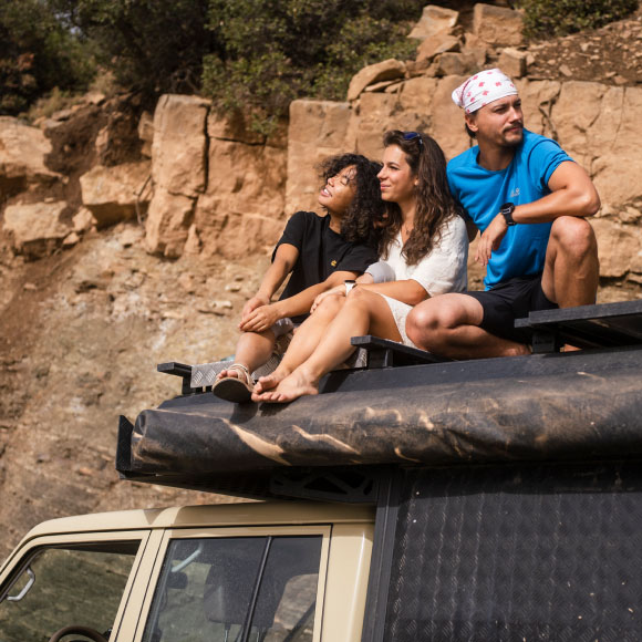 Isi, Theresa et Michel sur le toit d'un 4x4