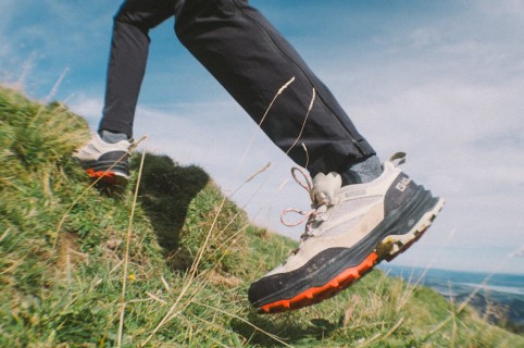 Image dynamique d’une paire de jambes dans des chaussures de randonnée.