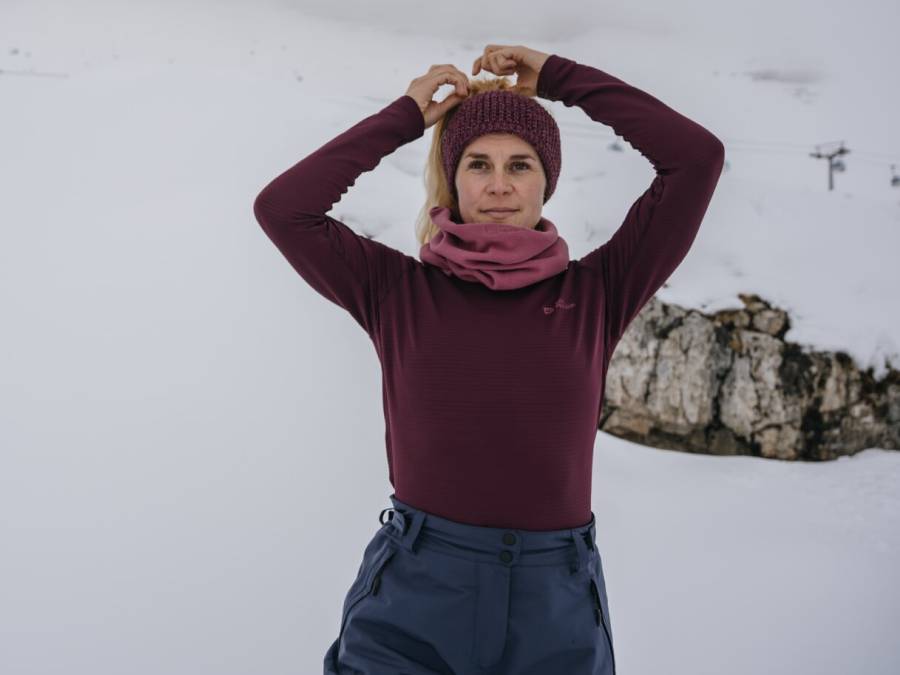 Femme en baselayer chaud dans un&nbsp;paysage&nbsp;de&nbsp;montagne&nbsp;enneigé