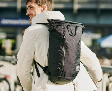 Mann mit Rolltop-Rucksack am Rücken