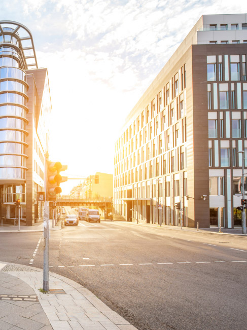 Une ville baignée dans la lumière du soleil