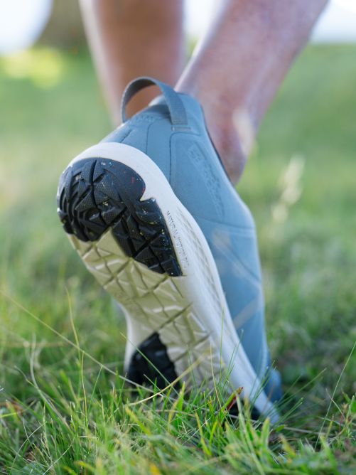 Nahaufname einer Schuhsole von hinten im Gras