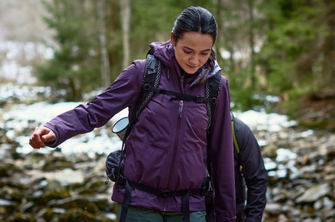 Femme en train de randonner dans un beau paysage