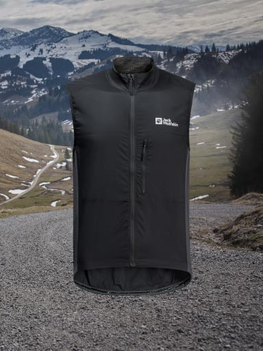 Damen Outdoor-Weste vor Naturhintergrund