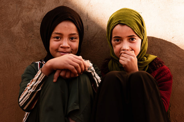 Deux filles marocaines devant un mur