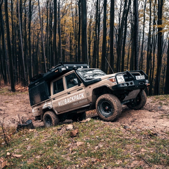 Jeep montant une petite colline