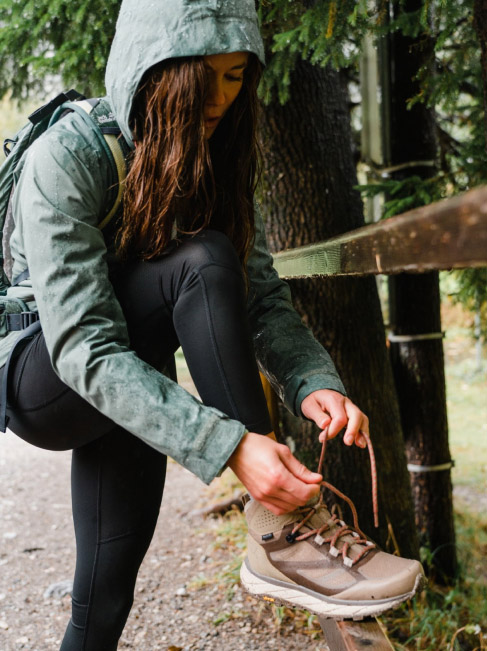 Femme laçant sa chaussure