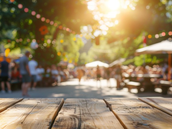 Gruppe von mehreren Personen in Outdoor-Bekleidung, die einen Waldweg entlangwandern