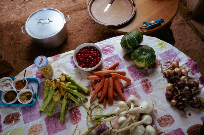 Légumes et épices sur une table avec une nappe colorée