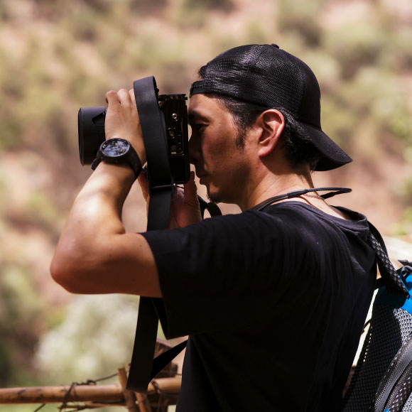 Yuto prend des photos avec une caméra