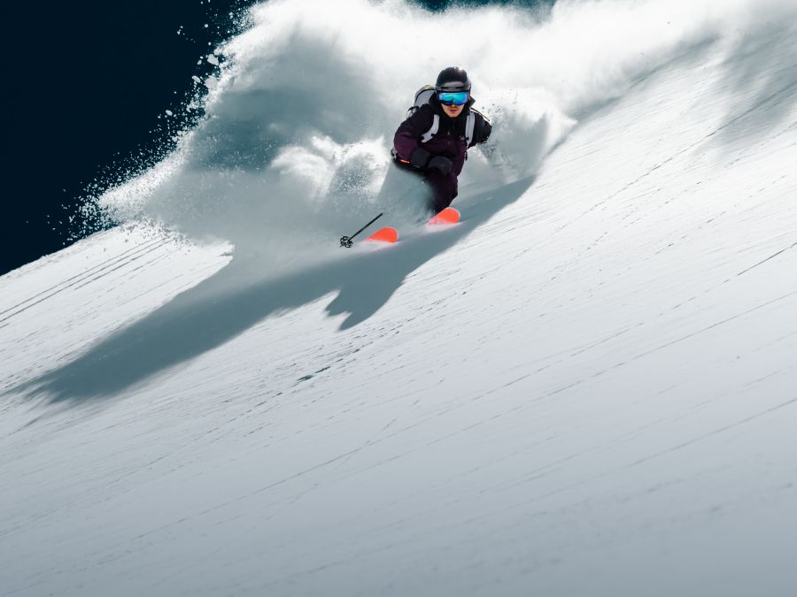 Skifahrer fährt Piste schnell abwärts