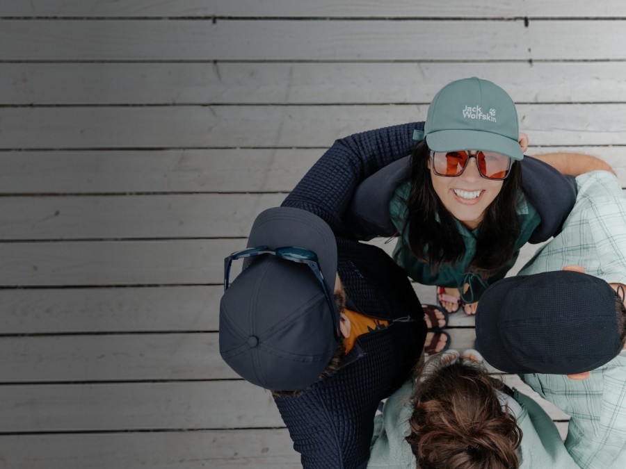 Deux luges transportant chacune deux personnes descendent une piste enneigée.&nbsp;Les personnes rient et portent des vêtements d’hiver, des bonnets et des lunettes de&nbsp;soleil&thinsp;; en arrière-plan, des montagnes&nbsp;enneigées.