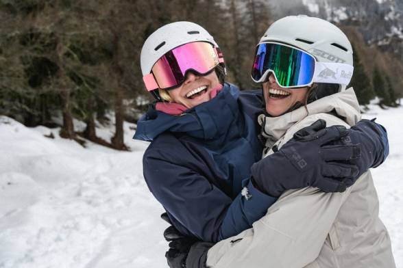 Femme en tenue de&nbsp;ski chaude dans un&nbsp;paysage&nbsp;de&nbsp;neige