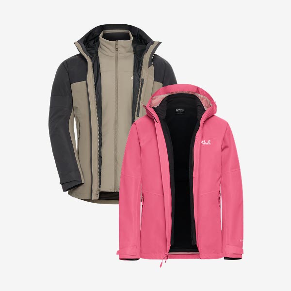La veste Wild Places 3in1 Jkt pour hommes est de couleur taupe et noire et rose vif pour femmes ; toutes les deux sont équipées d’une capuche et d’un zip.