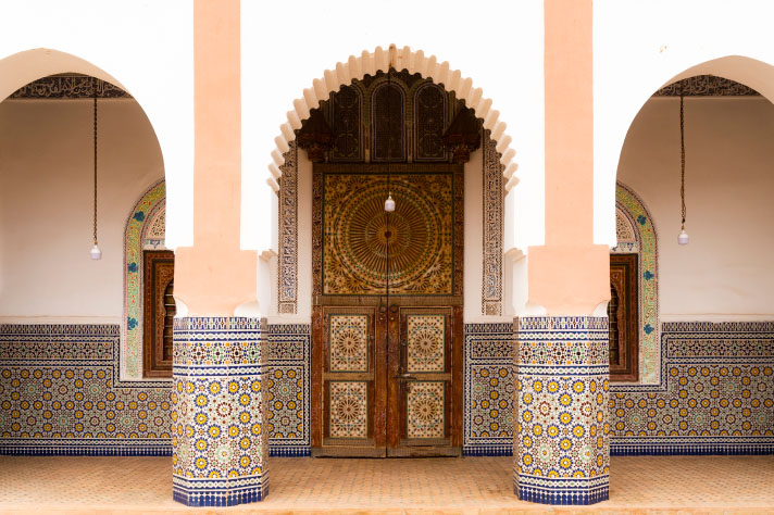 L’entrée d’un bâtiment avec colonnes et mosaïques