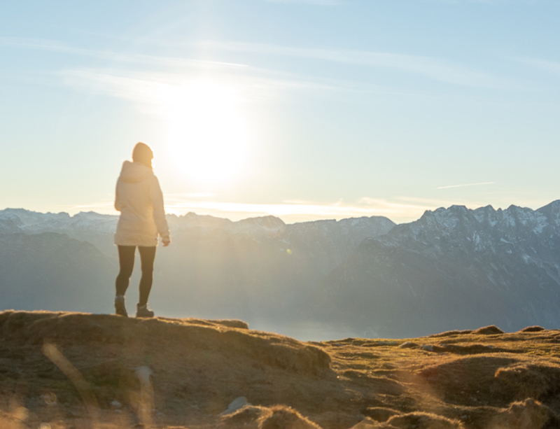 Theresa auf einem sonnigen Gipfel