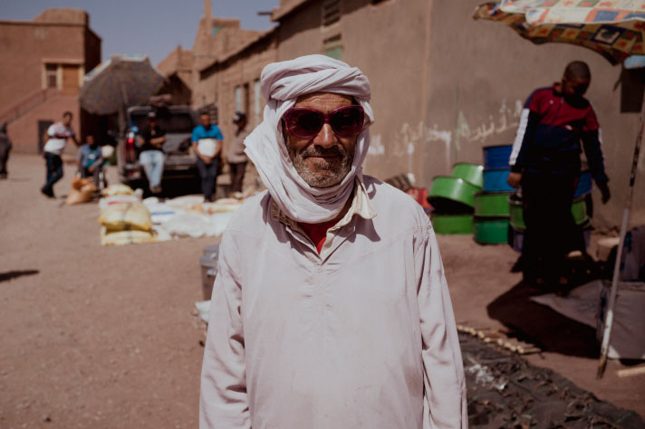 Mann mit einem Turban vor einer Strasse