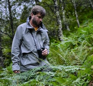 Homme dans un buisson