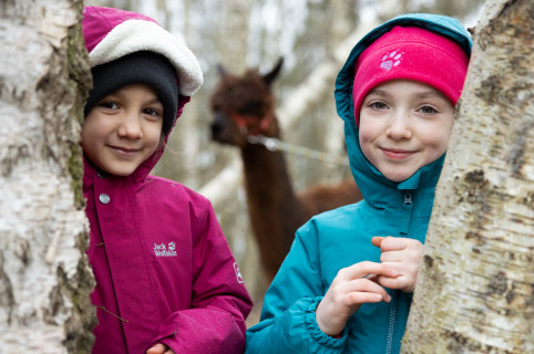 Fröhliche Kinder in der Natur