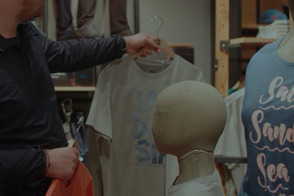 Personnes faisant des achats dans la boutique JACK WOLFSKIN