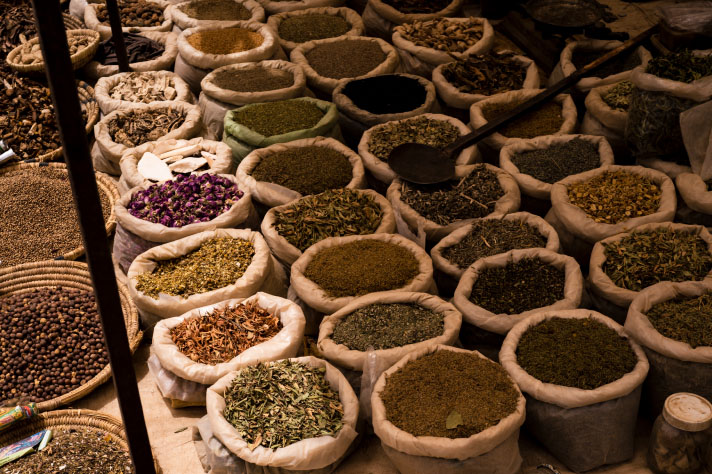 Stand de marché avec épices dans des sacs